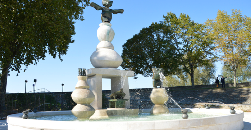 Sculpture de Max Ernst à Amboise "Aux cracheurs, aux drôles, au génie" ©ville d'Amboise
