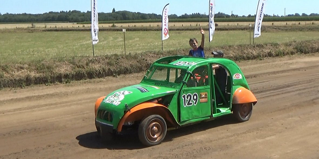 Baptême offert aux enfants malades ou en situation de handicap pendant la Coupe de France de 2cv Cross et Fol’Car // Pont-de-Ruan