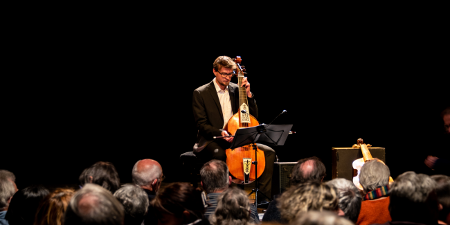 Concert de Roland Kern et sa viole de gambe pendant l'été au Musée Rabelais