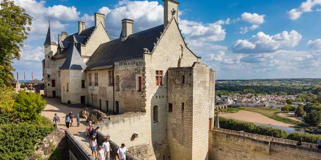 La Forteresse royale de Chinon propose une visite guidée inclusive en LSF