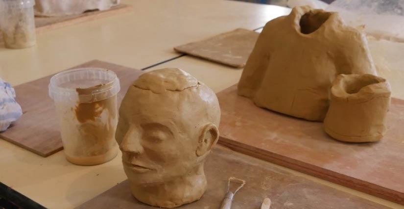 Atelier 1,2,3... modelage "Pourquoi les sculptures sont-elles de couleurs différentes ?"