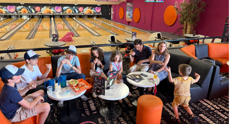 L' anniversaire au bowling au BowlCenter de Tours : bowling, goûter d'anniversaire mais aussi billard, VR et jeux d'arcade ! 