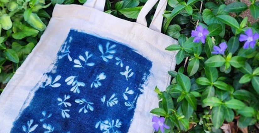 Atelier cyanotype sur sac en toile au Prieuré Saint Cosme, Demeure de Ronsard, proche de Tours