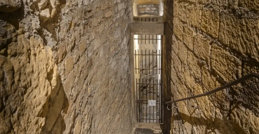Visite insolite des souterrains à la Forteresse royale de Chinon