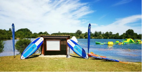 Baignade en famille et guinguette au bord du Lac d' Hommes, au Nord de Langeais 