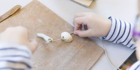 Atelier "C'est Cro la classe" pour réaliser des bijoux au Musée de la Préhistoire du Grand Pressigny