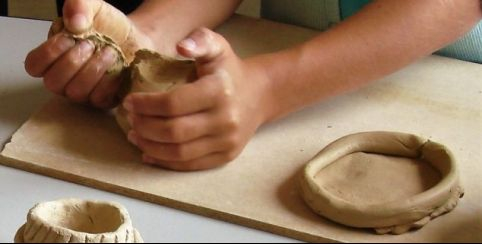 Atelier de poterie néolithique au Musée de la Préhistoire du Grand Pressigny